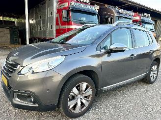 Damaged car Peugeot 2008 1.2 PureTech 82pk aut + f1 Allure - 33dkm nap - 1e eig - navi - pdc v+a - lmv - clima + cruise 2015/5