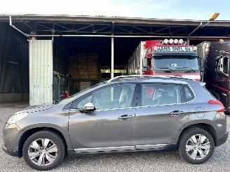 damaged passenger cars Peugeot 2008 1.2 PureTech 82pk aut + f1 Allure - 33dkm nap - 1e eig - navi - pdc v+a - lmv - clima + cruise 2015/5