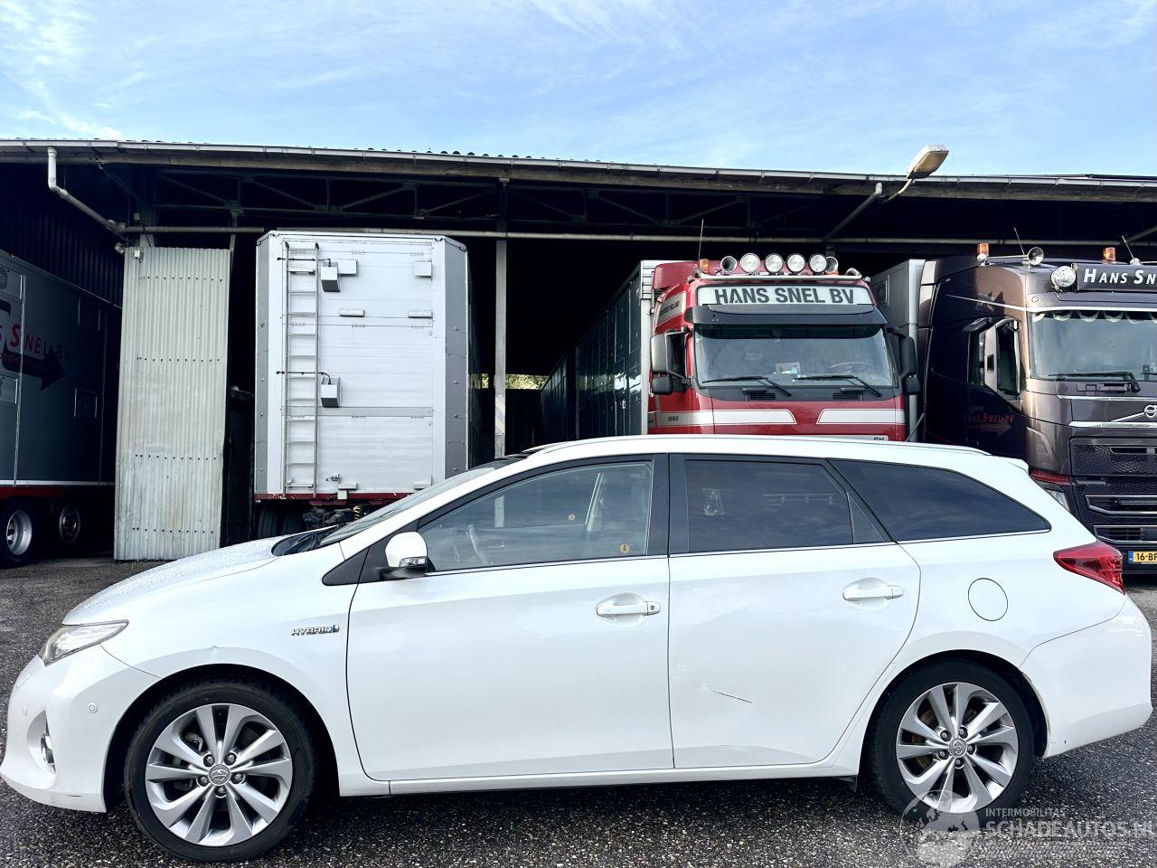 Toyota Auris Touring Sports Gereserveerd 1.8 Hybrid aut 123pk L.Pro Exe - nap - pano - xenon - navi - camera - keyless - bearlock - pdc v+a