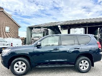 skadebil bedrijf Toyota Landcruiser 2.8D-4D F 204pk aut 4WD Comfort high roof window van - nw model - leer - stoelverw - keyless - camera 2021/8