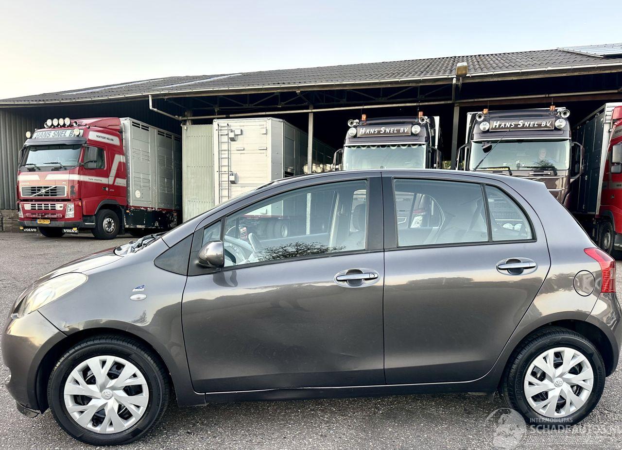 Toyota Yaris 1.3 VVT-I 87pk Sol MMT Automaat Follow me 5drs - navi - airco - bleutooth - 80dkm - elektr ramen v + spiegels