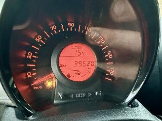 Toyota Aygo 1.0 VVT-i 72pk X-Fun 5drs - 39dkm nap - 1e eig - airco - cruise - esp - elektr ramen - rijdbaar picture 23