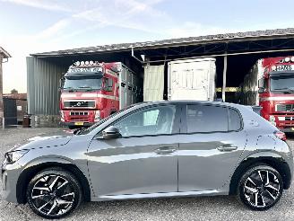 skadebil auto Peugeot 208 1.2 Hybrid 136pk aut + f1 GT-Line - 7451km nap - navi - keyless - camera v+a - sfeerverl - line + side assist 2025/12