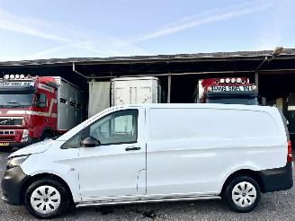 skadebil bedrijf Mercedes Vito 111 CDI 114pk 6-bak Lang - nap - 1e eig - 3pers - navi - camera - airco - trekh - euro6 - licht + regens 2019/1