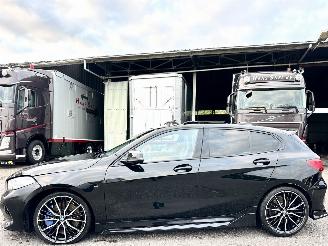 skadebil auto BMW 1-serie M135i xDrive 306pk aut + f1 High Exe M-Sport Performance - pano - nap - hud - harman/kardon - keyless - kuipstoelen 2021/5