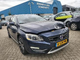 damaged passenger cars Volvo V-60 Volvo V60 2.4 D6 AWD Plug-In Hybrid Summum 1e eigenaar 2013/12