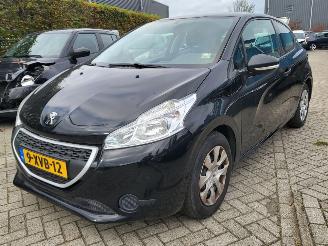 Peugeot 208 1.0 VTi Access COOL  2E eigenaar motor loopt op 2 cil ,rijdt nog wel picture 2