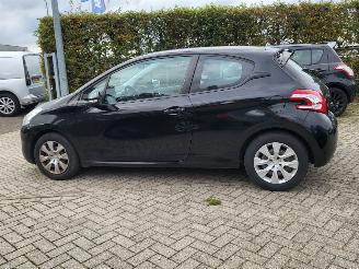 Peugeot 208 1.0 VTi Access COOL  2E eigenaar motor loopt op 2 cil ,rijdt nog wel picture 4