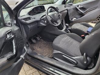 Peugeot 208 1.0 VTi Access COOL  2E eigenaar motor loopt op 2 cil ,rijdt nog wel picture 10