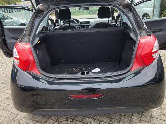 Peugeot 208 1.0 VTi Access COOL  2E eigenaar motor loopt op 2 cil ,rijdt nog wel picture 11