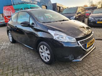 krockskadad bil auto Peugeot 208 1.0 VTi Access COOL  2E eigenaar motor loopt op 2 cil ,rijdt nog wel (ZIE 3E FOTO) 2014/10