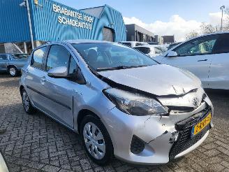Auto incidentate Toyota Yaris autom  1.5 Full Hybrid Aspiration 68000 km !! 2013/6