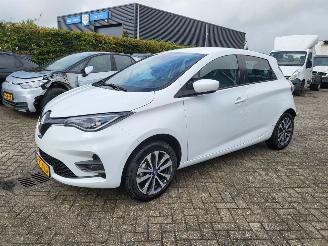 Renault Zoé incl accu INTENSE  51 KW met CCS lader  8000 km GEEN SCHADE technisch probleem picture 2