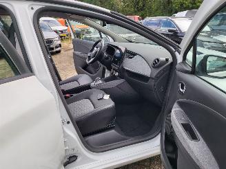 Renault Zoé incl accu INTENSE  51 KW met CCS lader  8000 km GEEN SCHADE technisch probleem picture 7