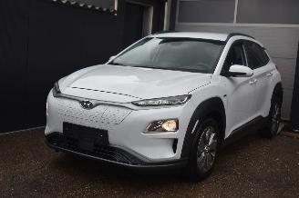 skadebil auto Hyundai Kona 39Kwh Comfort 136Pk SOH 100% *Navi/Clima/Camera/stoelverwarming 2021/3