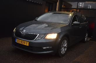 Vaurioauto  passenger cars Skoda Octavia 1.6 Tdi Greentech Ambition Business 116Pk *Navi/Clima 2019/3