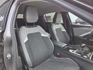 Opel Astra 1.2 81KW / CAMERA/ STUUR &STOELVERW picture 17