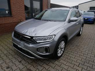 Schadeauto Volkswagen T-Roc LIFE LED VIRTUAL COCKPIT ACC 2024/2