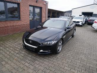 damaged passenger cars Jaguar XE R SPORT MOTOR ROOKT BIJ RIJDEN!!! 2017/3