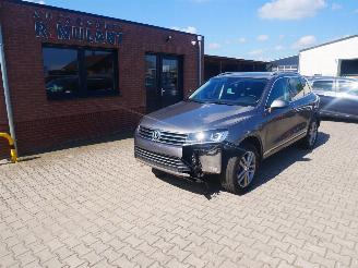 Damaged car Volkswagen Touareg TERRAIN TECH 4 MOTION LEER XENON 2015/11