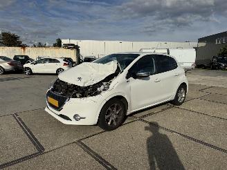 Unfallwagen Peugeot 208 1.2 pure tech Style 2015/1