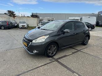 Voiture accidenté Peugeot 208 1.2  VTI Envy 5drs 2012/12