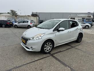 skadebil auto Peugeot 208 1.2 VTI Envy 2014/10
