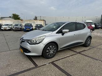 Vaurioauto  passenger cars Renault Clio 1.5 DCI Eco Expression 2015/9