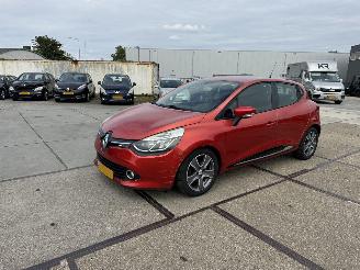 damaged passenger cars Renault Clio 0.9 Tce Expression 2013/6
