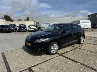 damaged passenger cars Renault Mégane 1.6 Parisienne 2011/3