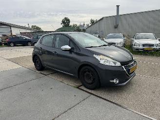 Peugeot 208 1.2 VTI Envy 5drs picture 2