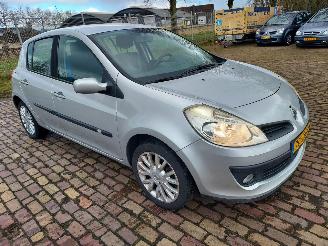 Schadeauto Renault Clio 1.2 5 deurs 2009/4