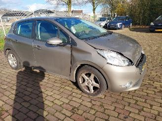 Peugeot 208 1.2i euro 5 nieuwe apk picture 2