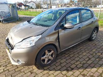 Schadeauto Peugeot 208 1.2i euro 5 nieuwe apk 2012/9