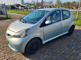  Toyota Yaris 5 Deurs Nieuwe apk 2005/10