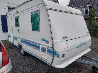 dommages caravanes Adria  5204 PX + Voortent en frans bed 1999/5