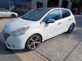 krockskadad bil auto Peugeot 208 1.4 HDI 2013/6
