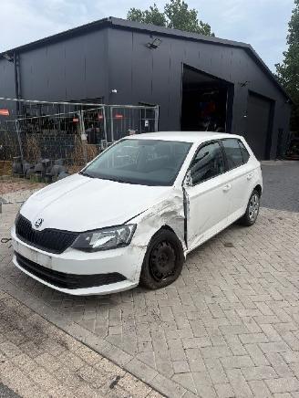 krockskadad bil auto Skoda Fabia 1.2TSI 66KW 2016/3