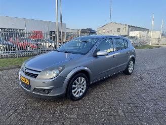 uszkodzony samochody osobowe Opel Astra 1.4 Elegance AIRCO 2004/4