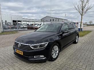uszkodzony samochody osobowe Volkswagen Passat 1.6 TDI 88Kw DSG Clima - Navi 2017/9