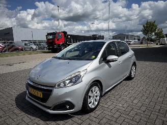 skadebil auto Peugeot 208 1.2 60kw Euro6 - Airco - Navi 2018/3