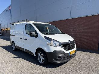 krockskadad bil bedrijf Renault Trafic 1.6 DCI 88Kw AIRCO 2017/5