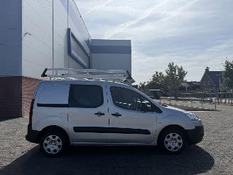 krockskadad bil bedrijf Peugeot Partner 1.6 HDI 66kw AIRCO 2015/2