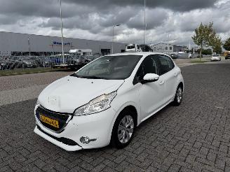 Voiture accidenté Peugeot 208 1.2 VTI 60Kw AIRCO NAVI 2014/3