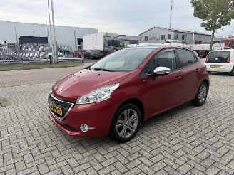 krockskadad bil auto Peugeot 208 1.2 60Kw AUTOMAAT Clima - Navi 2015/2