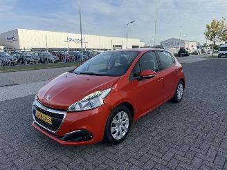 skadebil auto Peugeot 208 1.2 PureTech 60kw AIRCO Euro6 2017/6