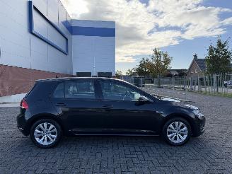 uszkodzony samochody osobowe Volkswagen Golf 1.0 TSI 85Kw Navi - Clima 2015/10