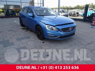 Vrakbiler auto Volvo V-60 V60 I (FW/GW), Combi, 2010 / 2018 2.4 D6 20V Plug-in Hybrid AWD 2013/7