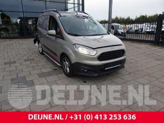 Coche siniestrado Ford Courier  2015/5