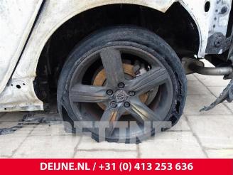 Volvo V-40 V40 (MV), Hatchback 5-drs, 2012 / 2019 1.5 T2 16V Geartronic picture 14